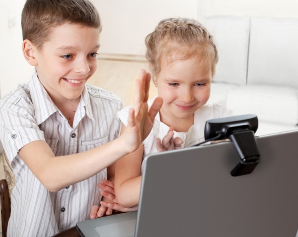 Дети играют на компьютере - фото