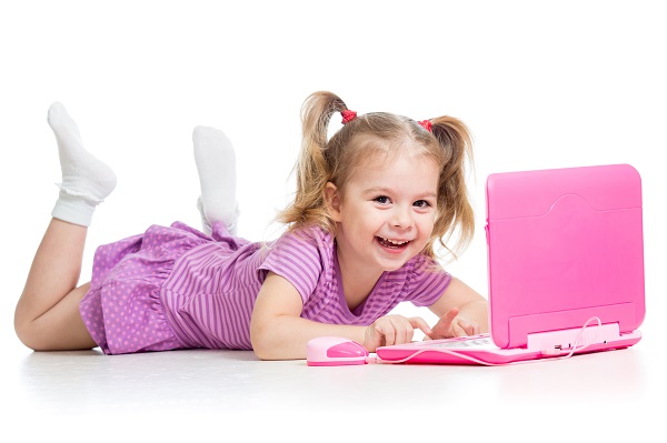 Маленькая девочка и компьютер - фото