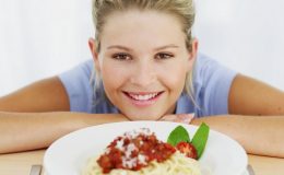 Женщина с тарелкой спагетти - фото