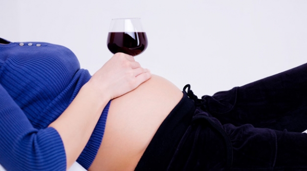 Беременная женщина с вином