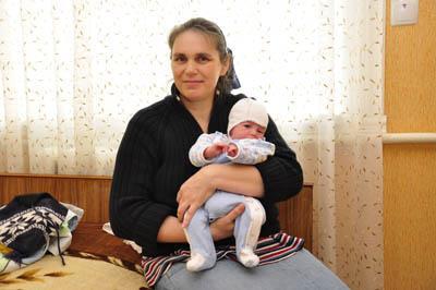 Леонора Намени с новорожденным сыном