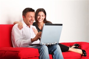 Мужчина и женщина  с ноутбуком - фото