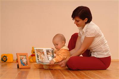 Первые фото ребенка (фото: Виталий Кислов /ЦФА «Бурда»)