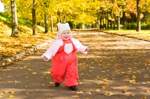 Малыш во время осенней прогулки (фото: Fotolia)