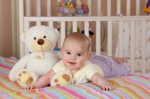 Малыш в кроватке (фото: ЦФА Бурда)