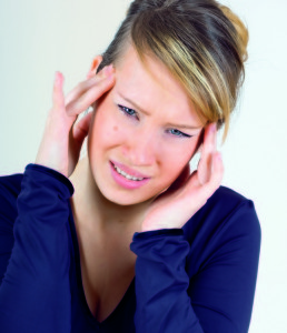 У женщины болит голова (фото: ЦФА Бурда)