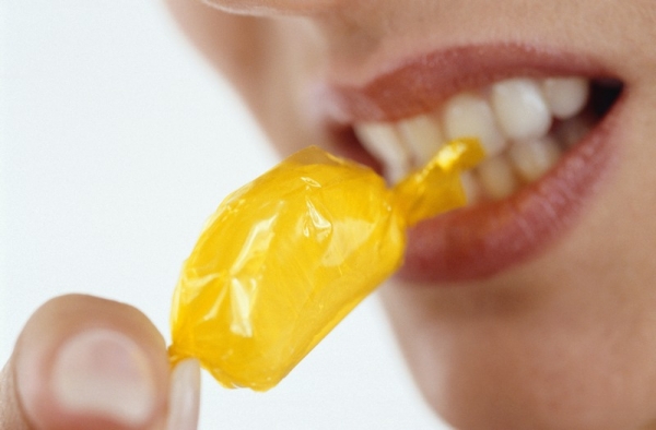 Женщина ест конфету (фото: ЦФА Бурда)