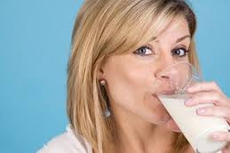 Женщина пьет молоко (фото: ЦФА Бурда)