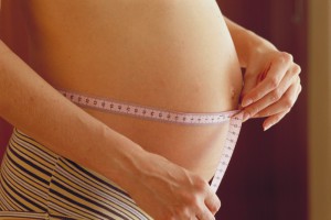 Беременная измеряет объем живота (фото: ЦФА Бурда)