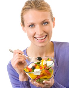 Женщина ест салат (фото: Fotolia)