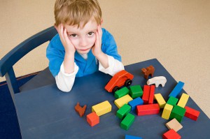 Мальчик играет кубиками (фото: ЦФА Бурда)