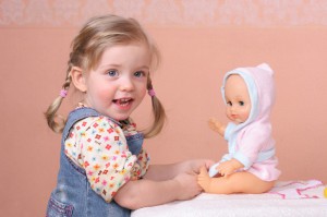 Девочка играет с куклой (фото: ЦФА Бурда)
