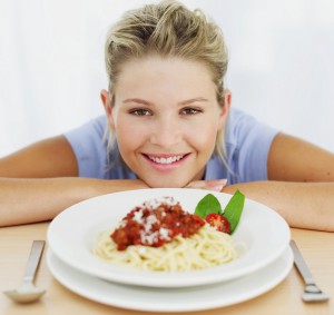 Женщина с тарелкой спагетти (фото: ЦФА Бурда)