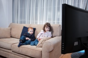 Дети смотрят телевизор - фото