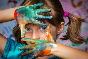 Девочки рисует пальчиковыми красками (фото: ЦФА Бурда)