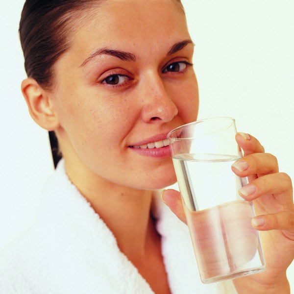 Женщина пьет воду - фото