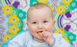 Ребенок ест печенье - фото