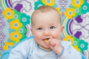 Ребенок ест печенье (фото: ЦФА Бурда)