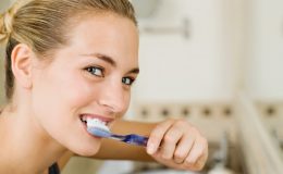Женщина чистит зубы