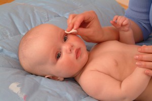 Малышу промывают глаза (фото: ЦФА Бурда)