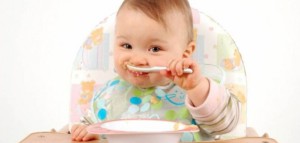 Малыш кушает из ложечки (фото: Fotolia)