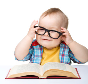 Малыш читает книгу (фото: thinkstockphotos/fotobank.ua)