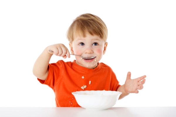 Мальчик самостоятельно ест (фото: thinkstockphotos/fotobank.ua)