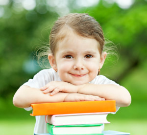 Девочка с книгами (фото: thinkstockphotos/fotobank.ua)