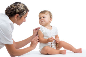 Малышу делают прививку (фото: thinkstockphotos/fotobank.ua)