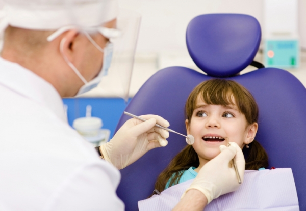 Девочка на приеме у стоматолога - фото