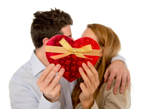 Влюбленные целуются (фото: thinkstockphotos/fotobanr.ua)