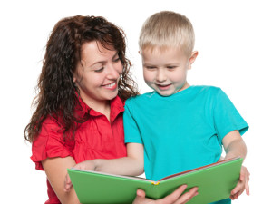 Ребенок с мамой читают сказку (фото: thinkstockphotos/fotobank.ua)