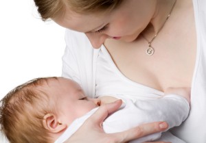 Мама кормит грудью малыша (фото: Fotolia)