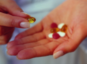 Женщина принимает таблетки (фото: ЦФА Бурда)