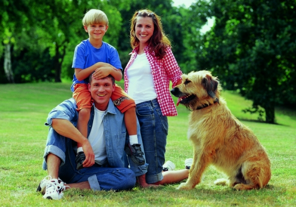 Семья с собакой (фото: ЦФА Бурда)