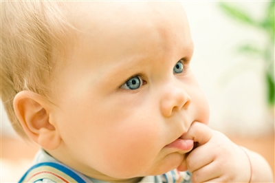 Трещины на губах у ребенка (фото: Fotolia)