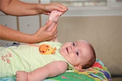 Детский массаж пальчиков и ладошек (фото: Л.Журавлева /ЦФА «Бурда»)