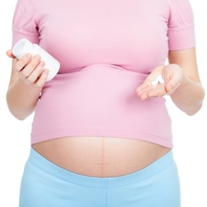 Беременная принимает витамины (фото: ЦФА Бурда)