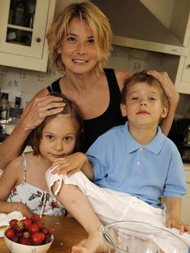 Юлия Высоцкая с детьми - фото