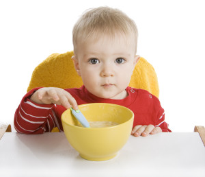Ребенок ест кашу (фото: thinkstockphotos/fotobank.ua)