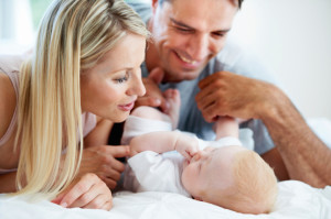 Родители ухаживают за малышом (фото: thinkstockphotos/fotobank.ua)