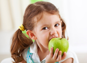 Девочка ест яблоко (фото: thinkstockphotos/fotobank.ua)