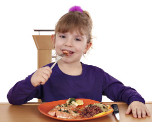 Ребенок ест мясо (фото: thinkstockphotos/fotobank.ua)