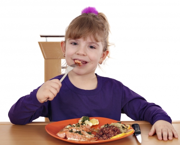 Ребенок ест мясо гемоглобин железо