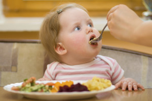 Девочка ест из ложечки (фото: thinkstockphotos/fotobank.ua)