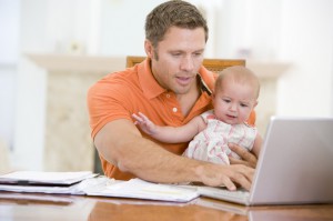 Папа с ребенком за компьютером (фото: Fotolia)