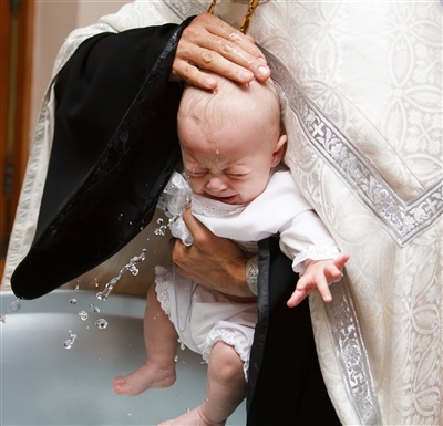 Повторное крещение ребенка (фото: Fotolia)