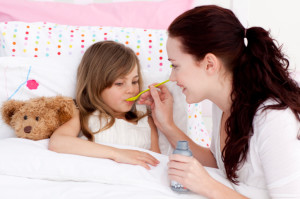 Мама лечит ребенка (фото: thinkstockphotos/fotobank.ua)