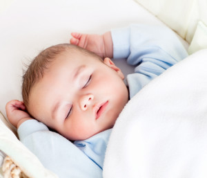 Малыш спит в кроватке (фото: Thinkstockphotosfotobank.ua)
