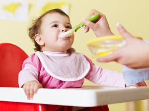 Малыш кушает из ложечки (фото: Thinkstockphotos/fotobank.ua)